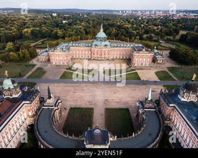 Drohnenblick auf das neue Schloss Sanssouci und die Universität in Potsdam, Deutschland, mit barocker Architektur, historischer Pracht und landschaftlicher Schönheit Stockfoto