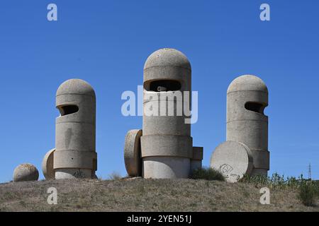 Katharerdenkmal „Les Chevaliers Cathares“ moderne Skulptur (1980) von Jacques Tissinier, der Katharerritter repräsentiert, in der Nähe von Narbonne Frankreich Stockfoto