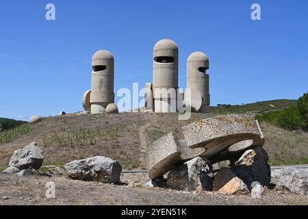 Katharerdenkmal „Les Chevaliers Cathares“ moderne Skulptur (1980) von Jacques Tissinier, der Katharerritter repräsentiert, in der Nähe von Narbonne Frankreich Stockfoto