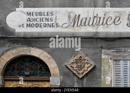 Werbespot für alte oder alte gemalte Wände oder verblasstes Schild für einen ehemaligen Möbelladen oder Zimmermann in der Altstadt oder im historischen Viertel Foix Ariège Frankreich Stockfoto