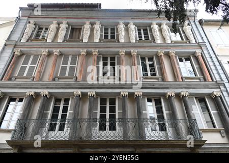 Historisches Haus, neoklassisches Haus der Karyatiden (1840–1847) von Louis Cassia, Foix Ariège Frankreich Stockfoto
