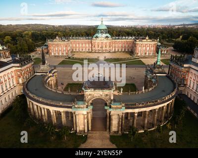 Atemberaubender Blick aus der Vogelperspektive auf Schloss Sanssouci Neues Schloss, ein barockes Schloss in Potsdam, Deutschland, mit seiner großartigen Architektur und seinem historischen Charme Stockfoto