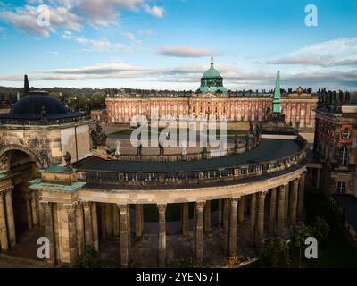 Drohnenaufnahme des Neuen Palastes und Universitätskomplexes von Schloss Sanssouci in Potsdam, Deutschland, mit historischer barocker Architektur und landschaftlicher Schönheit Stockfoto