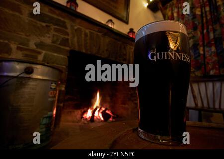 Pint of guinness vor einem Rasenfeuer in Mcguinnesses Bar culdaff, County donegal, republik irland Stockfoto