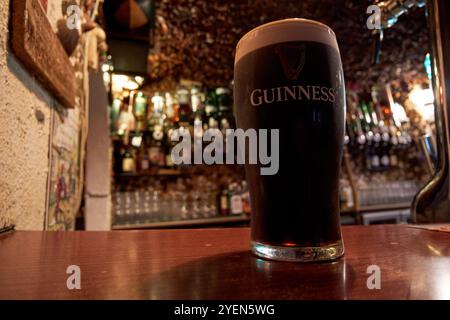 Pint of guinness an der Bar im Drift inn buncrana, County donegal, republik irland Stockfoto