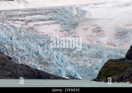 Blick auf die Gletscher und Berge des Drygalski Fjords auf der Südostseite von Südgeorgien, Südpolarmeer. Stockfoto