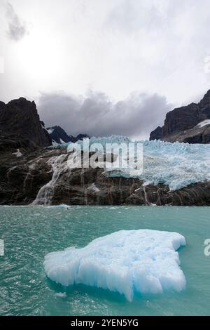 Blick auf die Gletscher und Berge des Drygalski Fjords auf der Südostseite von Südgeorgien, Südpolarmeer. Stockfoto