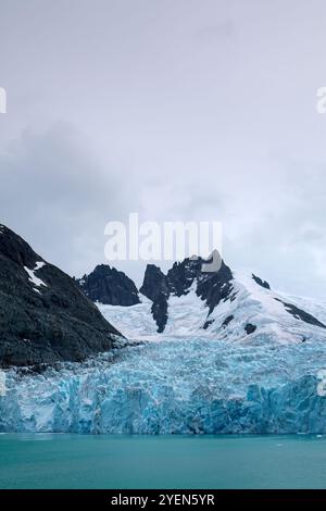 Blick auf die Gletscher und Berge des Drygalski Fjords auf der Südostseite von Südgeorgien, Südpolarmeer. Stockfoto