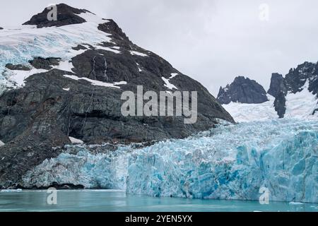 Blick auf die Gletscher und Berge des Drygalski Fjords auf der Südostseite von Südgeorgien, Südpolarmeer. Stockfoto