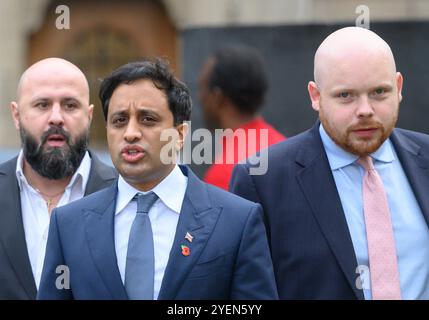 Zia Yusuf (Vorsitzende – Reform UK) über College Green, Westminster, wird nach dem ersten Haushalt der neuen Labour-Regierung am 30. Oktober 2024 interviewt Stockfoto