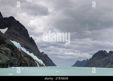 Blick auf die Gletscher und Berge des Drygalski Fjords auf der Südostseite von Südgeorgien, Südpolarmeer. Stockfoto