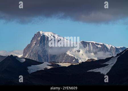 Blick auf die Fortuna Bay an der Nordküste von Südgeorgien, Südpolarmeer. Stockfoto