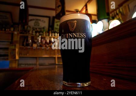 Pint of guinness in den Geschäften Old World Bar Portsalon, County donegal, republik irland Stockfoto