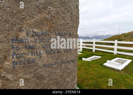 Sir Ernest Shackletons Grabstätte in Grytviken (Schwedisch für „Pot Cove“) in Südgeorgien im Südatlantik. Stockfoto