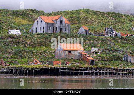 Blick auf die verlassene Walfangstation im Prince Olav Harbor in Südgeorgien im südlichen Ozean. Stockfoto