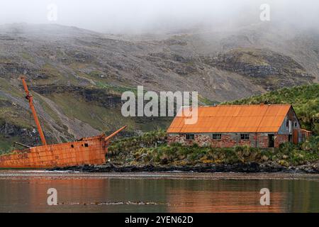 Blick auf die verlassene Walfangstation im Prince Olav Harbor in Südgeorgien im südlichen Ozean. Stockfoto