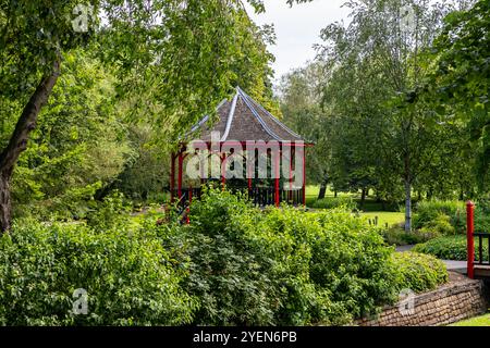 Verzierte hölzerne Pavillon oder Pagode in einem öffentlichen Park Stockfoto