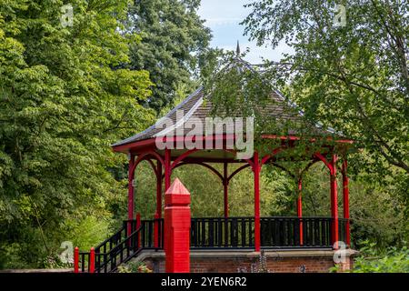 Verzierte hölzerne Pavillon oder Pagode in einem öffentlichen Park Stockfoto