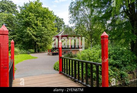 Verzierte hölzerne Pavillon oder Pagode in einem öffentlichen Park Stockfoto