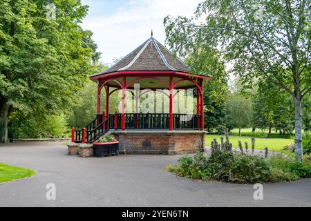 Verzierte hölzerne Pavillon oder Pagode in einem öffentlichen Park Stockfoto