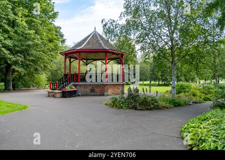 Verzierte hölzerne Pavillon oder Pagode in einem öffentlichen Park Stockfoto