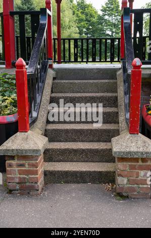 Verzierte hölzerne Pavillon oder Pagode in einem öffentlichen Park Stockfoto