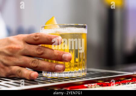 Genießen Sie an einem sonnigen Nachmittag einen erfrischenden Cocktail in einer lebhaften Bar Stockfoto