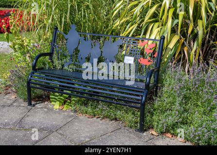 Kings Lynn, Norfolk, Großbritannien – 20. Juli 2024. Gedenkbank aus dem 2. Weltkrieg Lest We Forget in the Walks, einem urbanen Park im Stadtzentrum Stockfoto