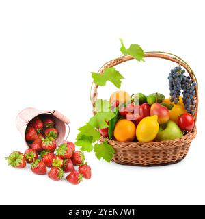 Reife Erdbeeren, Gemüse und Früchte in einem Korb, isoliert auf weißem Hintergrund. Collage. Es ist freier Platz für Text vorhanden. Stockfoto