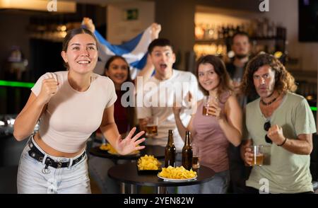 Gruppe von Fans in der Bar mit schottischer Flagge Stockfoto