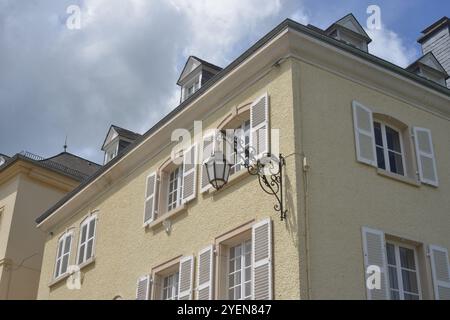 Echternach, Haus mit alter original handgefertigter Straßenlaterne aus Stahl Stockfoto