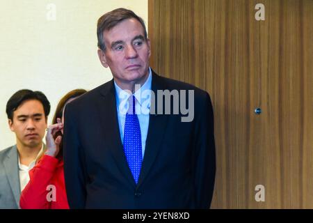 Sen. Mark Warner (D-Va.) Bereitet sich darauf vor, mit Jake Sherman, Gründer von Punchbowl News, die Bühne zu betreten, um über die Wahlen 2024 und über Technologiefragen zu sprechen. Stockfoto