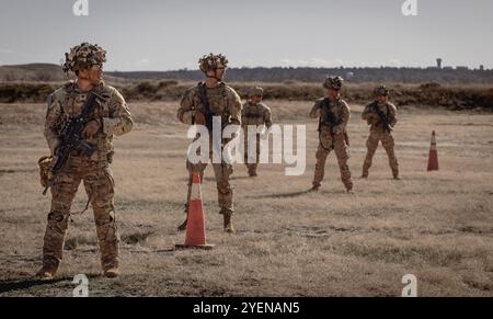 Soldaten der Bravo Kompanie, 1. Bataillon, 38. Infanterieregiment, 1. Stryker Brigade Combat Team, 4. Infanteriedivision, bereiten sich darauf vor, ihre Waffen während des 4. Inf zu ziehen. Div Bester Squad-Wettbewerb in Fort Carson, Colorado, 10. April 2024. Die konkurrierenden Soldaten wurden auf ihre Fähigkeit hin beurteilt, unter Stress so schnell und genau wie möglich zu reagieren, wenn sie mit dem Feind in Berührung kommen. (Foto der US-Armee von PFC. Jonathan Reyes) Stockfoto