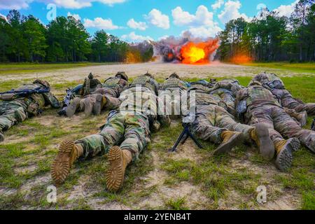 Soldaten der US-Armee, die dem 9. Ingenieurbataillon, 2. Panzerbrigade Combat Team, 3. Infanteriedivision, zugewiesen sind, nehmen Deckung, als ein bangalore Torpedo am 20. Oktober 2024 in Fort Stewart, Georgia, explodiert. Das 2. Panzerbrigade-Kampfteam „Spartans“ der 3. Infanterie-Division wird Spartan Density durchführen, eine monatelange Reihe umfassender Trainingsereignisse, die darauf abzielen, die Kampfbereitschaft in mehreren Bereichen zu verbessern. (Foto der US-Armee von Sgt Anthony Ford) Stockfoto