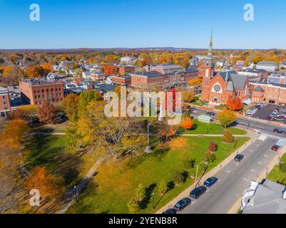 First Congregational Church and Town Common aus der Vogelperspektive im Herbst mit Laub im historischen Stadtzentrum von Natick, Massachusetts MA, USA. Stockfoto