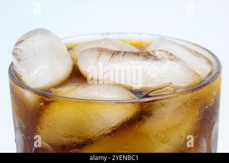 Nahaufnahme von kaltem Glas Limonade mit Eis, isoliert Stockfoto
