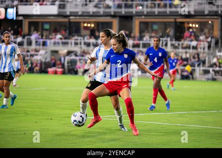 Louisville, Kentucky, USA. 30. Oktober 2024. Ashley Sanchez (2) kontrolliert den Ball während eines internationalen Freundschaftsspiels zwischen der USWNT und Argentinien im Lynn Family Stadium in Louisville, Kentucky. Quelle: Kindell Buchanan/Alamy Live News Stockfoto