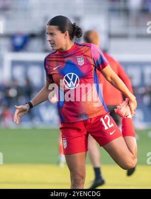 Louisville, Kentucky, USA. 30. Oktober 2024. Die US-Verteidigerin Emily Sams (12) wärmt sich vor einem internationalen Freundschaftsspiel zwischen der USWNT und Argentinien im Lynn Family Stadium in Louisville, Kentucky auf. Quelle: Kindell Buchanan/Alamy Live News Stockfoto