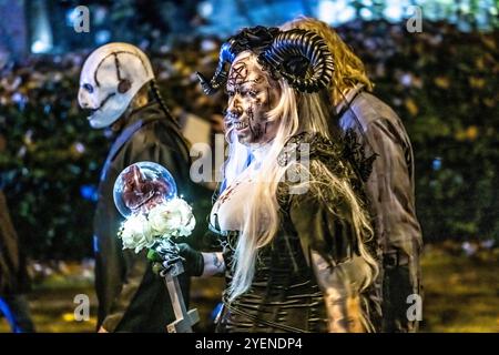 Der Zombiewalk in Essen, an Halloween ziehen mehrere Hundert, teils als gruselige Zombies, Untote, verkleidet Menschen, vom Hauptbahnhof in den Ortsteil Rüttenscheid, NRW, Deutschland Zombiewalk *** der Zombiewalk in Essen, an Halloween gingen mehrere hundert Menschen, einige als gruselige Zombies gekleidet, Untote, vom Hauptbahnhof in den Stadtteil Rüttenscheid, NRW, Deutschland Zombiewalk Stockfoto