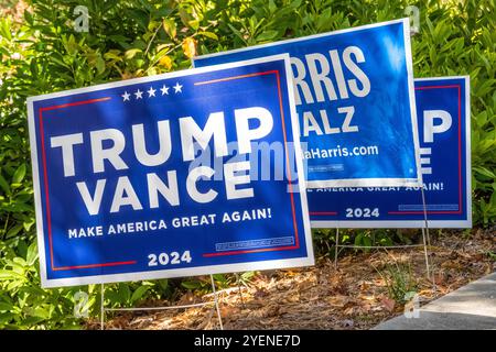 Trump/Vance und Harris/Walz Werft beschildern vor einem Ort in Lilburn, Georgia, wo die Wahlen zu den US-Parlamentswahlen 2024 früh abgewählt wurden. (USA) Stockfoto