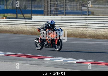 ISTANBUL, TÜRKEI - 27. OKTOBER 2024: Motorradbeschleunigung in der türkischen Leichtathletikmeisterschaft. Dieses Rennen fand auf der IstanbulPark-Strecke statt. Stockfoto