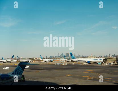 Newark, NJ – USA – 12. Oktober 2024 auf dem Asphalt bereiten sich mehrere United Passenger Jets auf ihren nächsten Flug am Newark Airport Terminal C vor, mit dem New Stockfoto