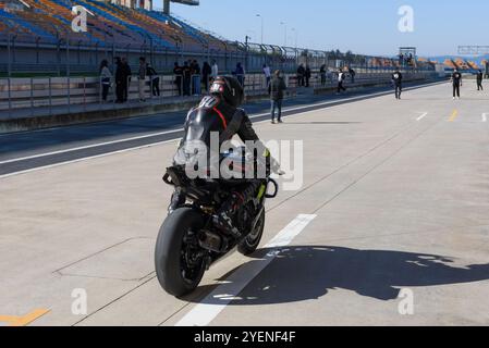 ISTANBUL, TÜRKEI - 27. OKTOBER 2024: Motorradbeschleunigung in der türkischen Leichtathletikmeisterschaft. Dieses Rennen fand auf der IstanbulPark-Strecke statt. Stockfoto