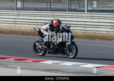 ISTANBUL, TÜRKEI - 27. OKTOBER 2024: Motorradbeschleunigung in der türkischen Leichtathletikmeisterschaft. Dieses Rennen fand auf der IstanbulPark-Strecke statt. Stockfoto