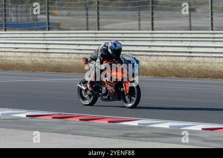 ISTANBUL, TÜRKEI - 27. OKTOBER 2024: Motorradbeschleunigung in der türkischen Leichtathletikmeisterschaft. Dieses Rennen fand auf der IstanbulPark-Strecke statt. Stockfoto