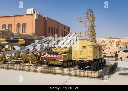 Al Khalifa, Altstadt Von Kairo, Kairo, Ägypten. März 2023. Raketenwerfer, ein Düsenjäger und ein Truck im National Military Museum in Kairo. Stockfoto