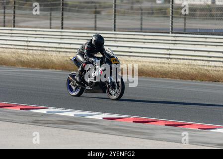 ISTANBUL, TÜRKEI - 27. OKTOBER 2024: Motorradbeschleunigung in der türkischen Leichtathletikmeisterschaft. Dieses Rennen fand auf der IstanbulPark-Strecke statt. Stockfoto