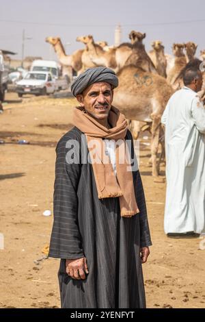 Barqash, Gizeh, Ägypten. März 2023. Mann auf dem Kamelmarkt in Birqash, Ägypten. Stockfoto