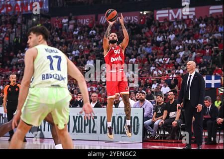 Piräus, Piräus, Griechenland. 31. Oktober 2024. 94 EVAN FOURNIER von Olympiacos Piräus spielt während der Euroleague, dem Spiel der 7. Runde zwischen Olympiacos Piräus und dem FC Barcelona im Friedens- und Freundschaftsstadion in Piräus, Griechenland, am 31. Oktober 2024. (Kreditbild: © Stefanos Kyriazis/ZUMA Press Wire) NUR REDAKTIONELLE VERWENDUNG! Nicht für kommerzielle ZWECKE! Stockfoto