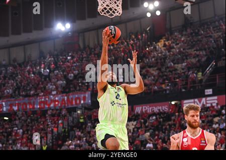 Piräus, Piräus, Griechenland. 31. Oktober 2024. 22 JABARI PARKER vom FC Barcelona spielt während des siebten Runde-Spiels zwischen Olympiacos Piräus und FC Barcelona im Friedens- und Freundschaftsstadion in Piräus, Griechenland, am 31. Oktober 2024. (Kreditbild: © Stefanos Kyriazis/ZUMA Press Wire) NUR REDAKTIONELLE VERWENDUNG! Nicht für kommerzielle ZWECKE! Stockfoto